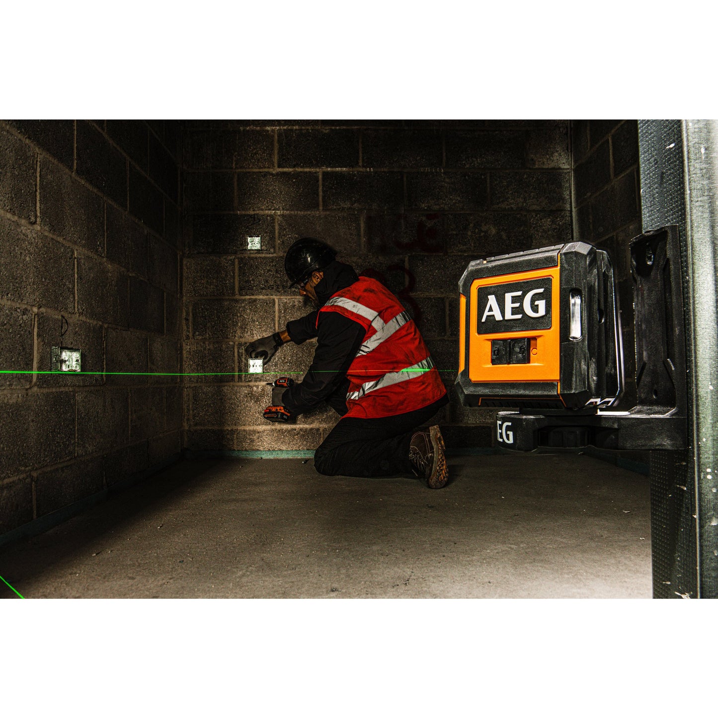 Nivelă laser AEG Nivelă Laser cu 2 linii în cruce, lumină verde, CLG220-B, 4935472253