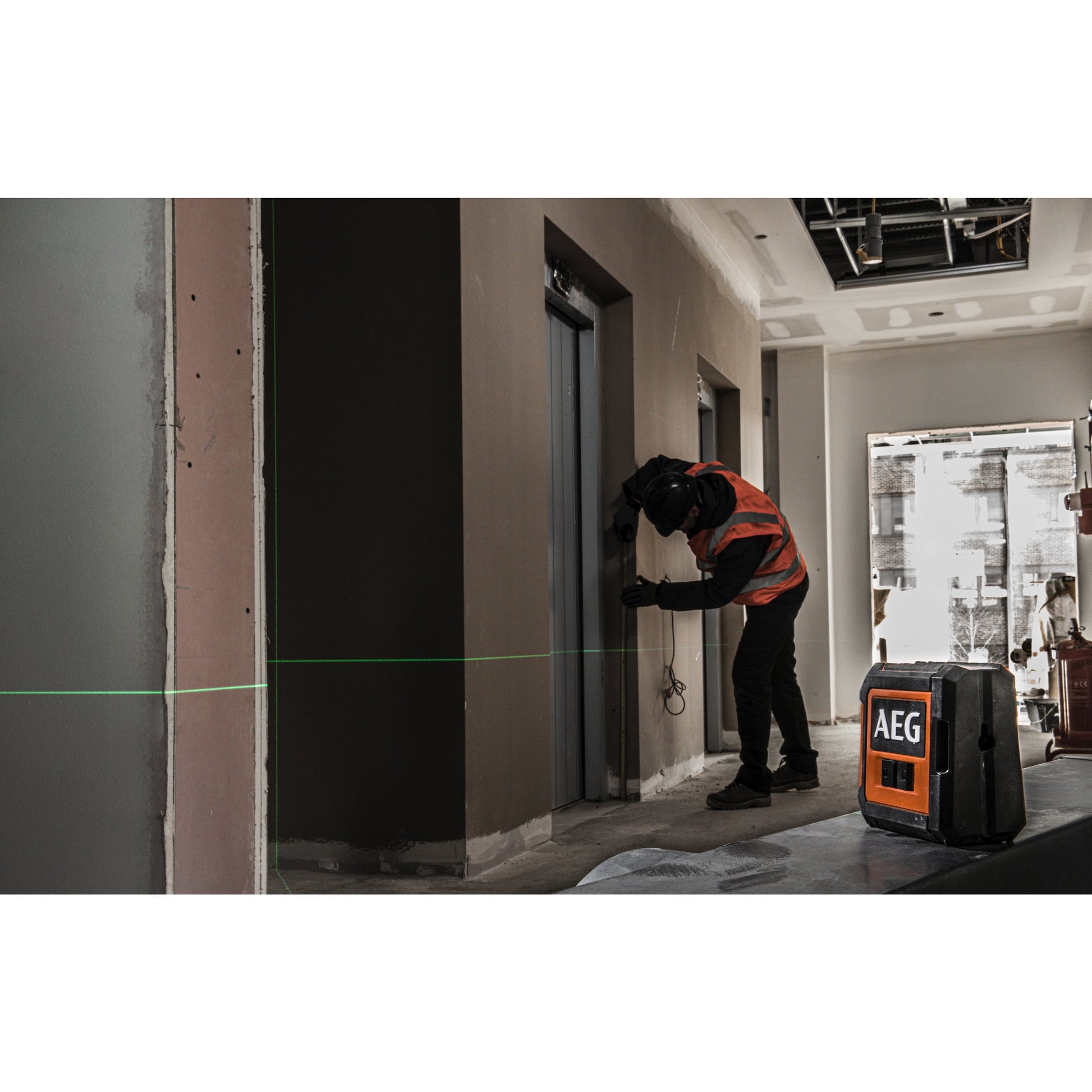 Nivelă laser AEG Nivelă Laser cu 2 linii în cruce, lumină verde, CLG220-B, 4935472253