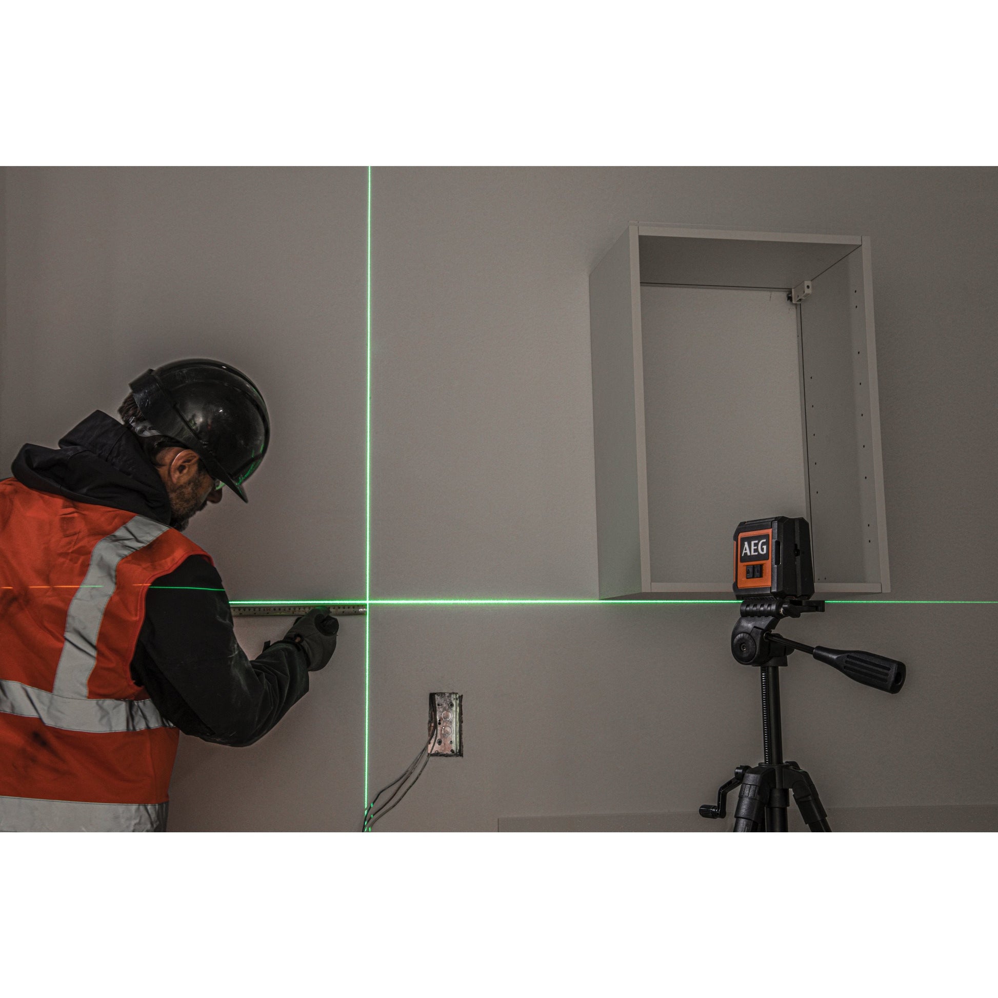 Nivelă laser AEG Nivelă Laser cu 2 linii în cruce, lumină verde, CLG220-B, 4935472253
