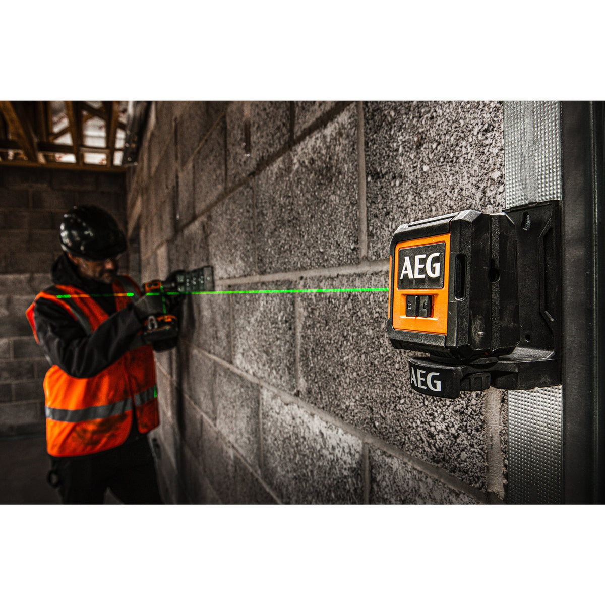 Nivelă laser AEG Nivelă Laser cu 2 linii în cruce, lumină verde, set cu accesorii, CLG220-K, 4935472254