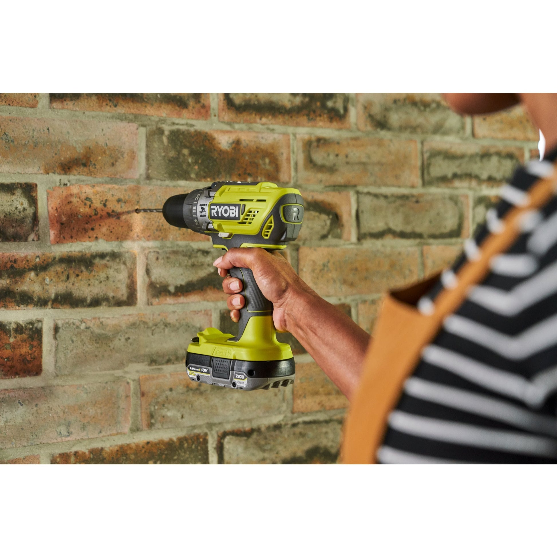 Masina de gaurit cu percutie 18V ONE+, cu 2 acumulatori de 2.0Ah - R18PD3-220S