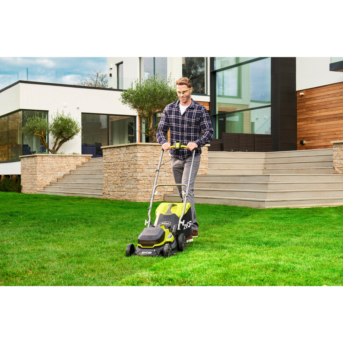Masina de tuns gazonul 18V ONE+, punte 37cm, cu acumulator 4.0Ah - RY18LM37A-140