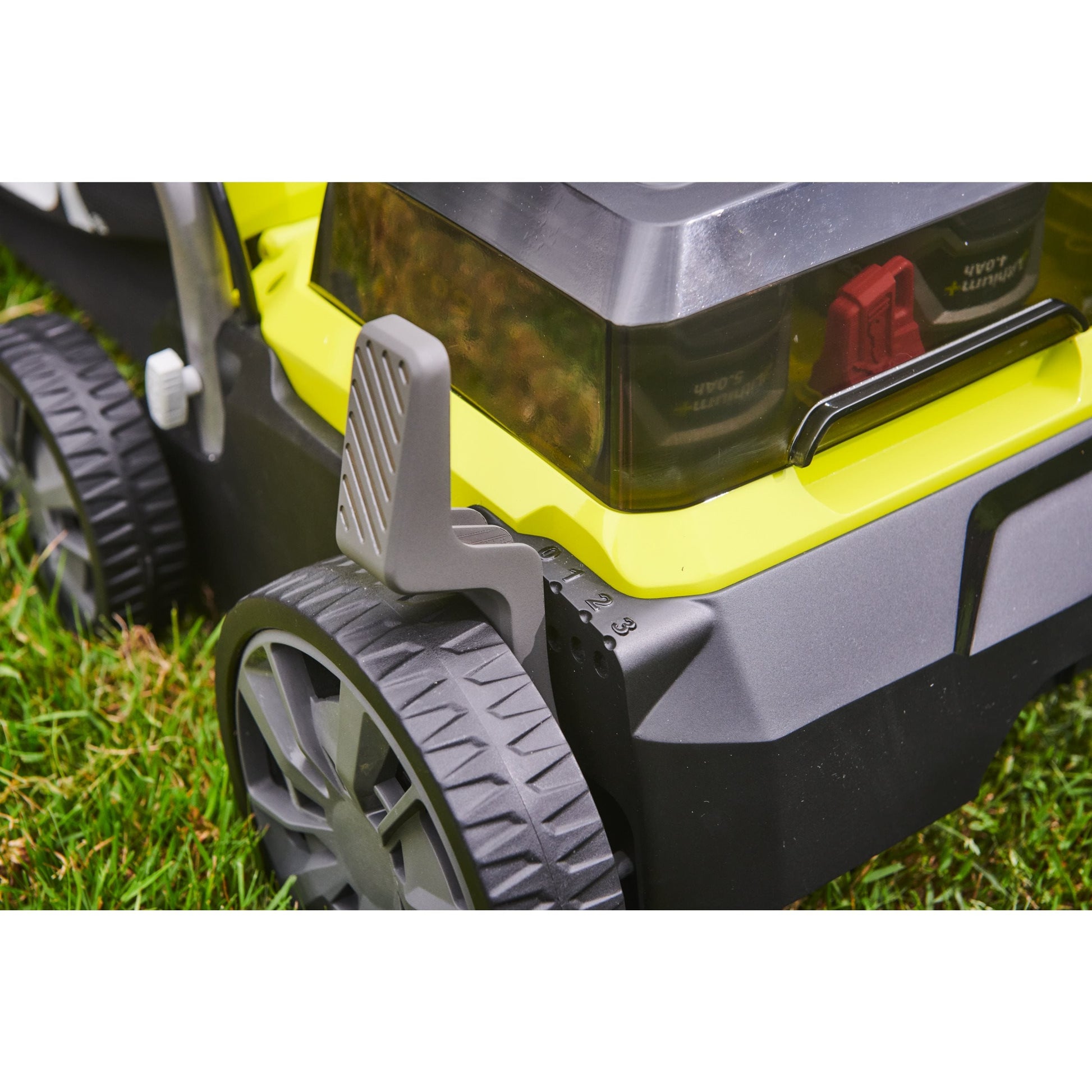Scarificator & aerator 18V ONE+, motor fara perii, latime 35cm, cu 2 acumulatori de 4.0Ah - RY18SFX35A-240